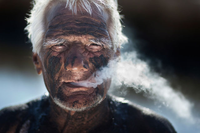 Hombre cubierto de barro en Bulgaria
