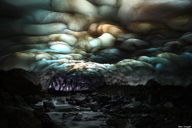 Cueva mágica de colores del volcán Mutnovsky