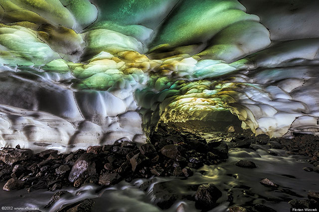 Cueva mágica de colores del volcán Mutnovsky