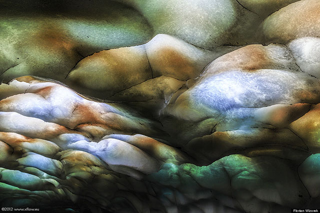 Cueva mágica de colores del volcán Mutnovsky