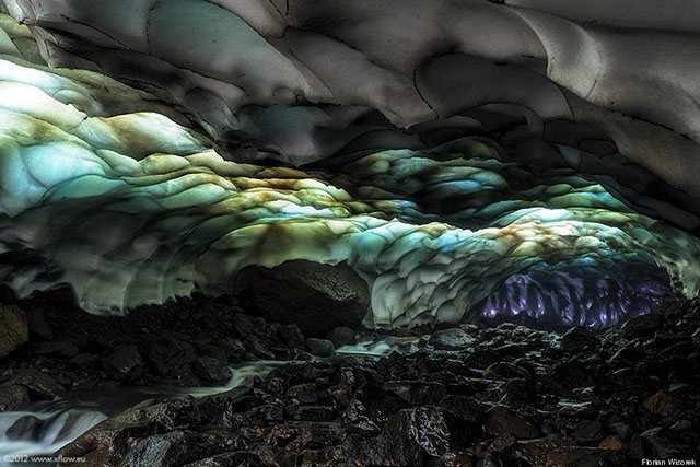 Cueva mágica de colores del volcán Mutnovsky