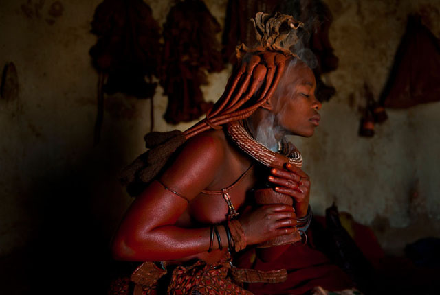 Ritual de una mujer Himba en Namibia