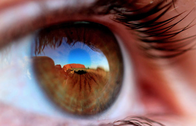 Uluru reflejado en un ojo